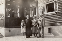 Po poświęceniu figury Matki Bożej przy dworze, 1935 r.