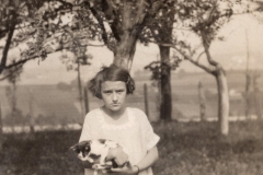 Dziewczynka w sadzie przy dworze, 1932 r.