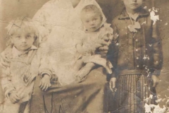 Janina Kolasa z rodziną, ok. 1910 r.