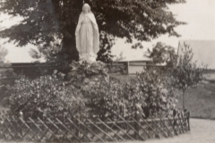 Figura Matki Bożej przy dworze, 1935 r.