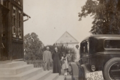 Po poświęceniu figury Matki Bożej przy dworze, 1935 r.