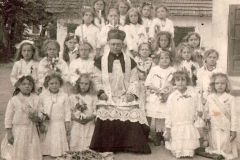 Ks. St. Żądło i dziewczynki sypiące kwiaty, 1933 r.