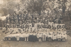 I Komunia rocznik 1932 - pośrodku ks. katecheta