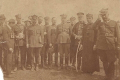 Oddział wojska polskiego z mieszkańcami wsi