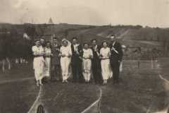 Wesele po przytkowsku - młodzi z drużbami, 1955 r.