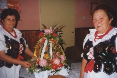 Zespół Sami Swoi oraz wykonany przez nich wieniec dożynkowy