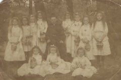 Dziewczynki sypiące kwiaty z księdzem, 1914 r.