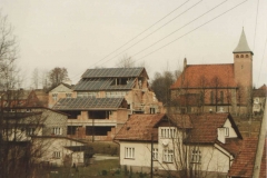 Widok na szkołę w budowie oraz nowy kościół